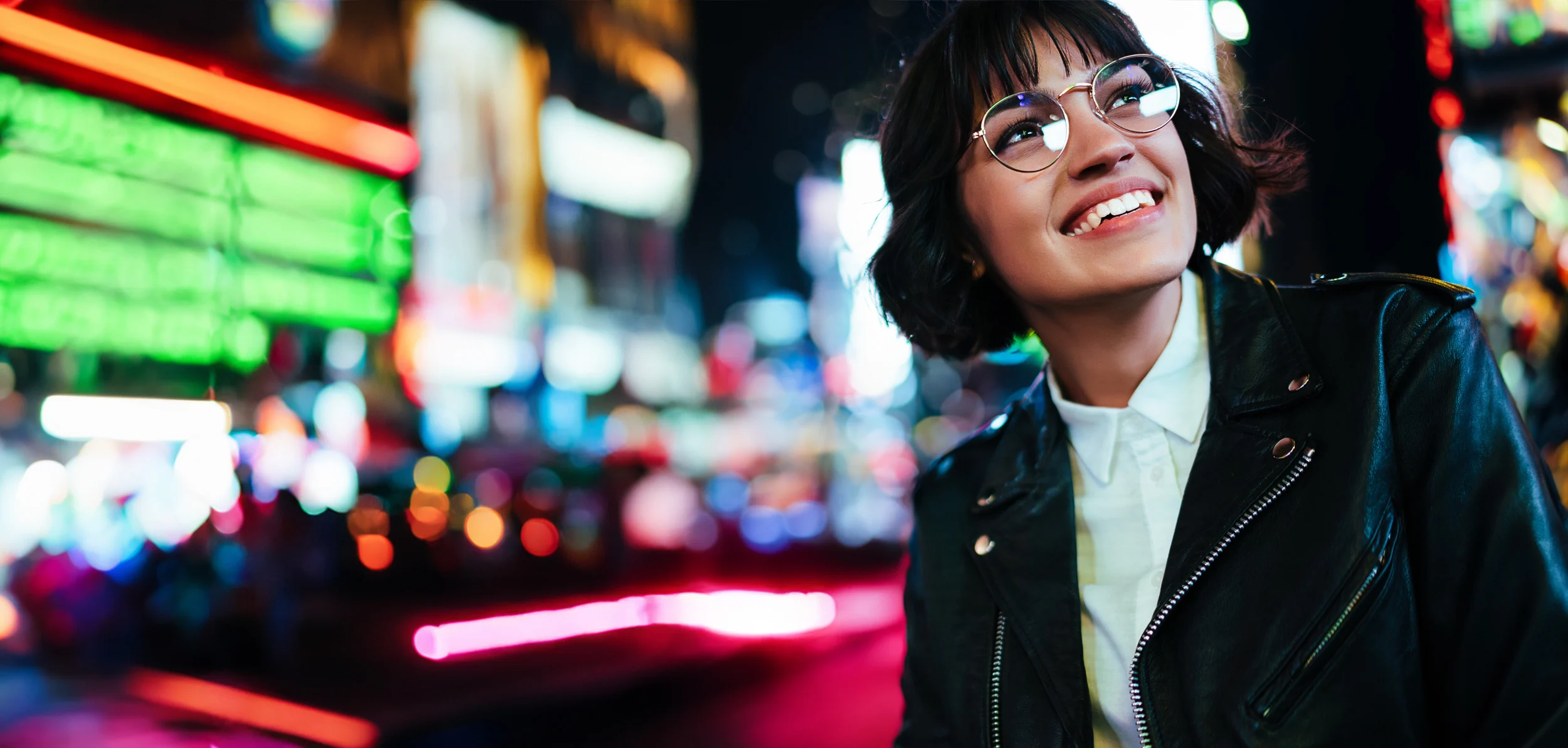 Digiten's stock image with smiling woman that looks at something in the sky.